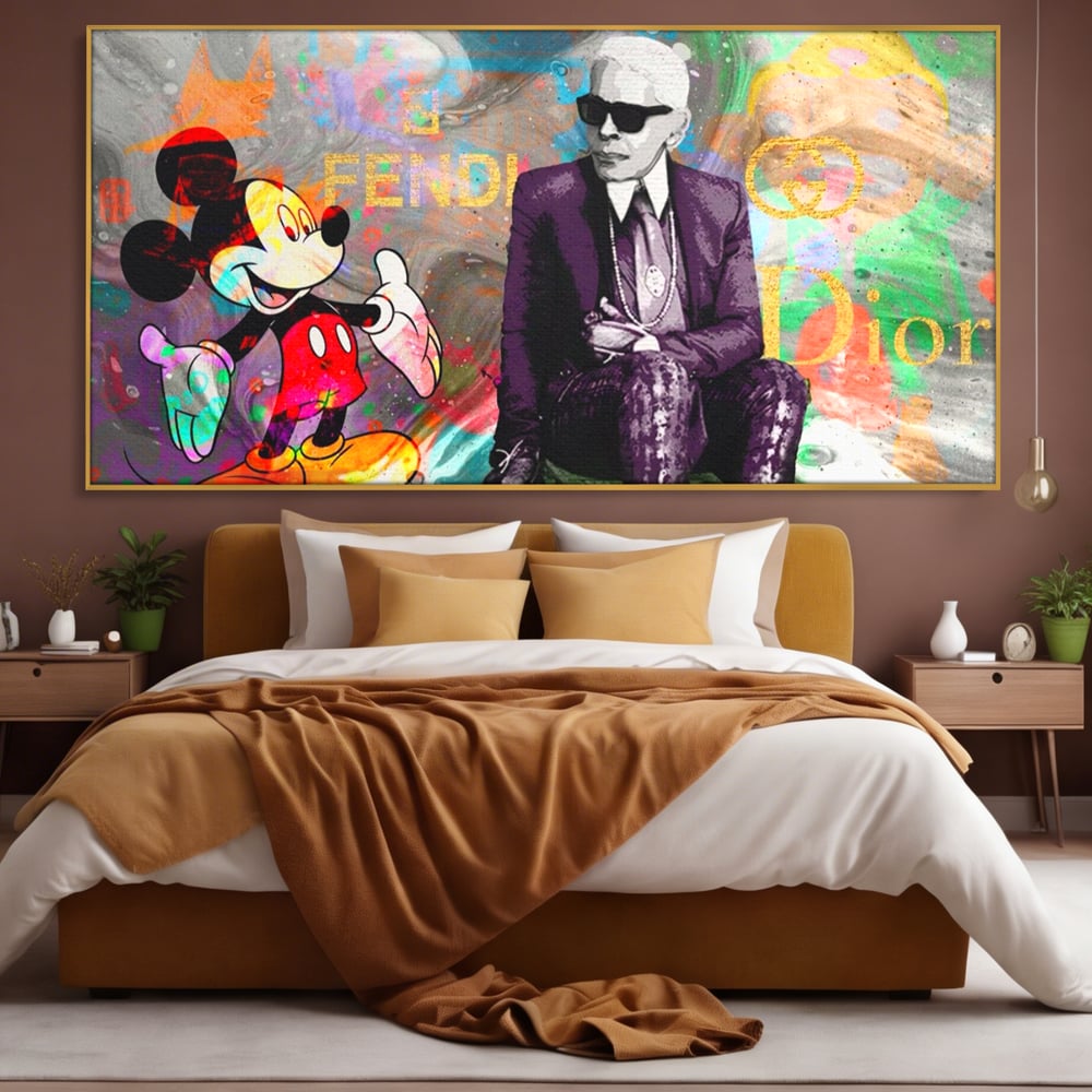 Tablou canvas cu tablou canvas cu mickey mouse si karl lagerfeld, in rama de aluminiu auriu, pe perete intr-un dormitor